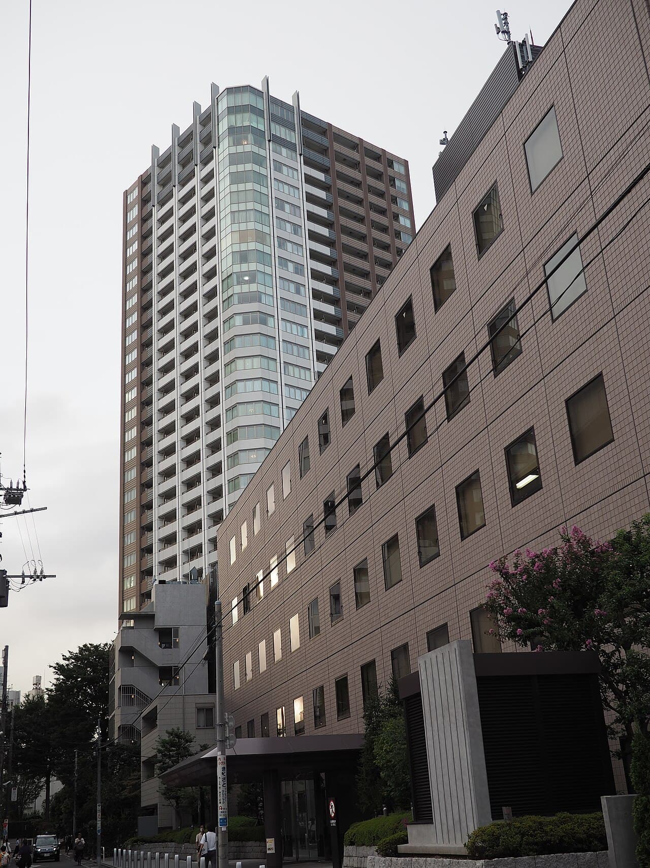 東京の高層マンション — 不動産クラウドファンディングの多くは日本国内居住者のみが投資対象