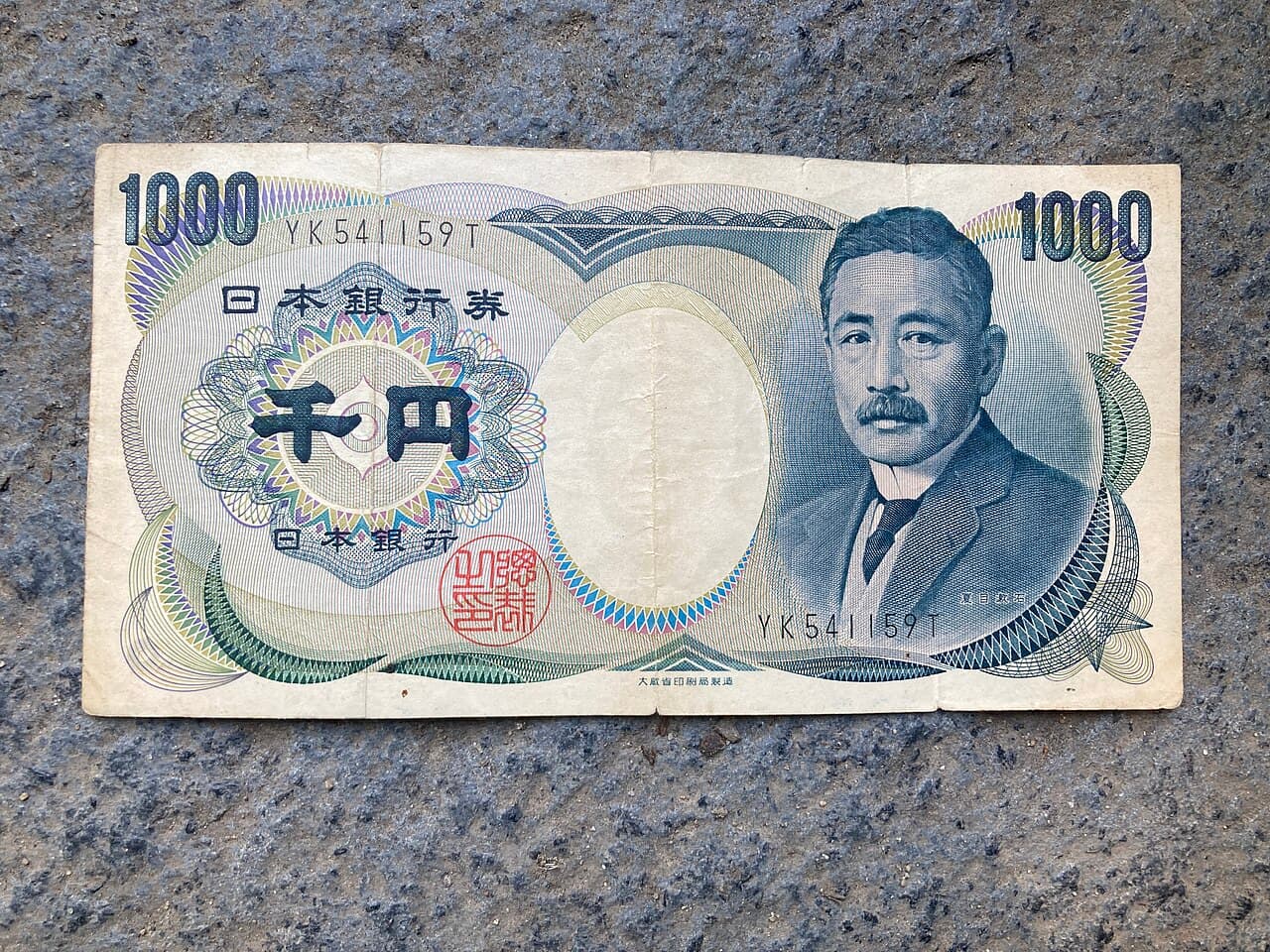 日本円の紙幣 — 支援金1万円の行き先を追う